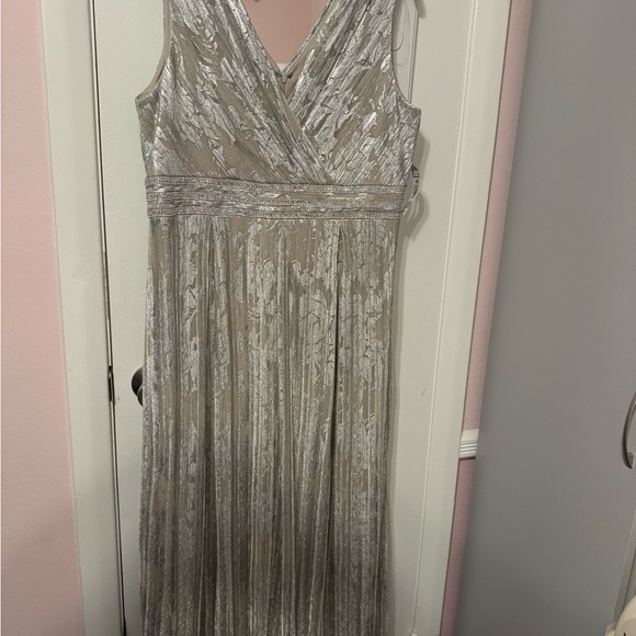 R&M Richards Women's Long Length Sleeveless Metallic Printed Gown - Picture 4 of 8